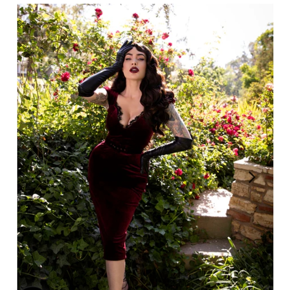 La Femme en Noir Baudelaire wiggle dress in oxblood